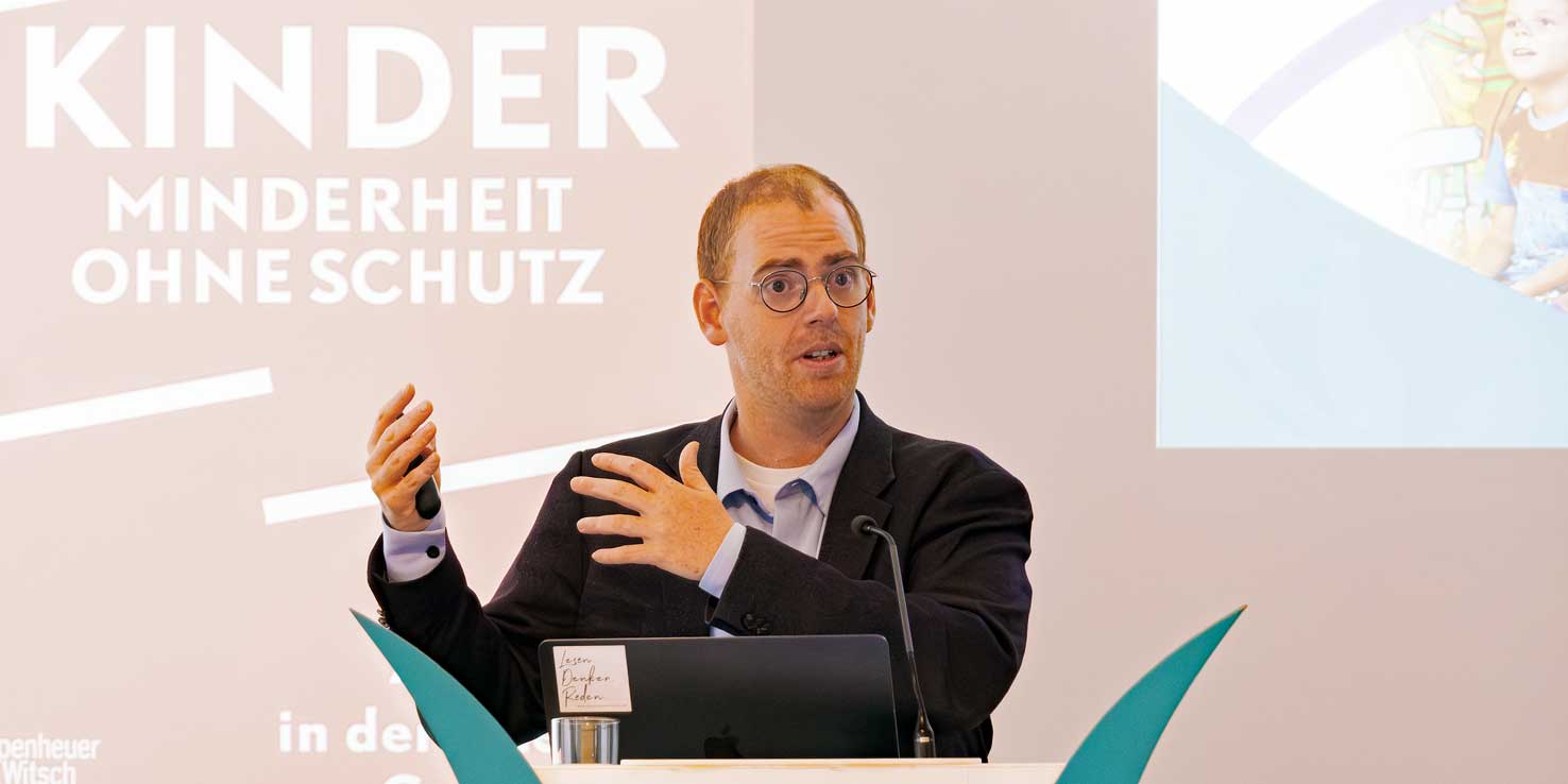 Prof. Dr. Sebastian Kurtenbach hält einen Fachvortrag beim Fachtag zur kultur- und religionssensiblen Pädagogik