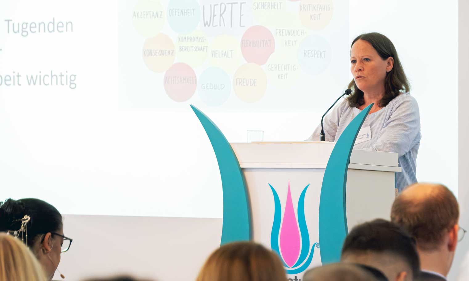Dr. Judith Weber hält einen Fachvortrag zur religions- und kultursensiblen Bildung in der Kita